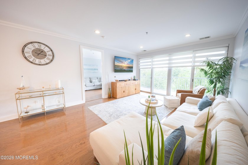 Just in time for summer! Fully renovated. Nothing to do but - photo 20