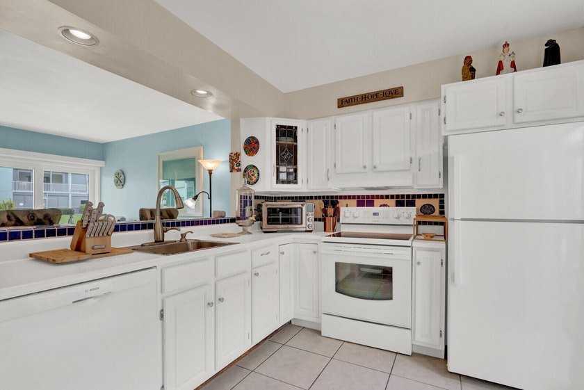 Light and bright Waterfront Condo with beautiful canal and boat - photo 20