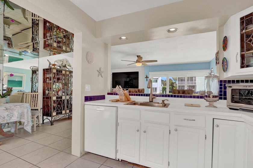 Light and bright Waterfront Condo with beautiful canal and boat - photo 21