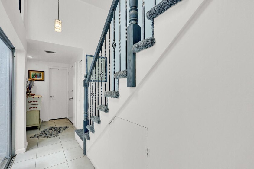 Light and bright Waterfront Condo with beautiful canal and boat - photo 30