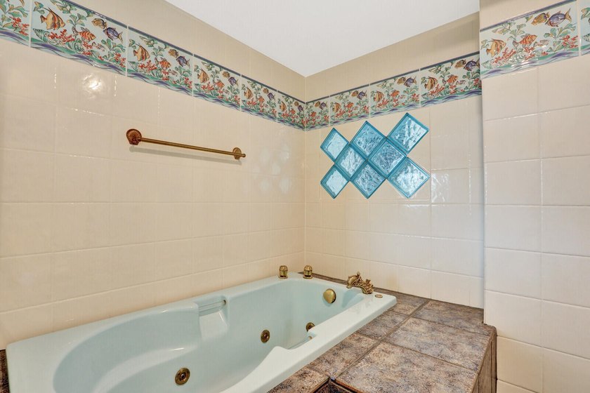 Light and bright Waterfront Condo with beautiful canal and boat - photo 35