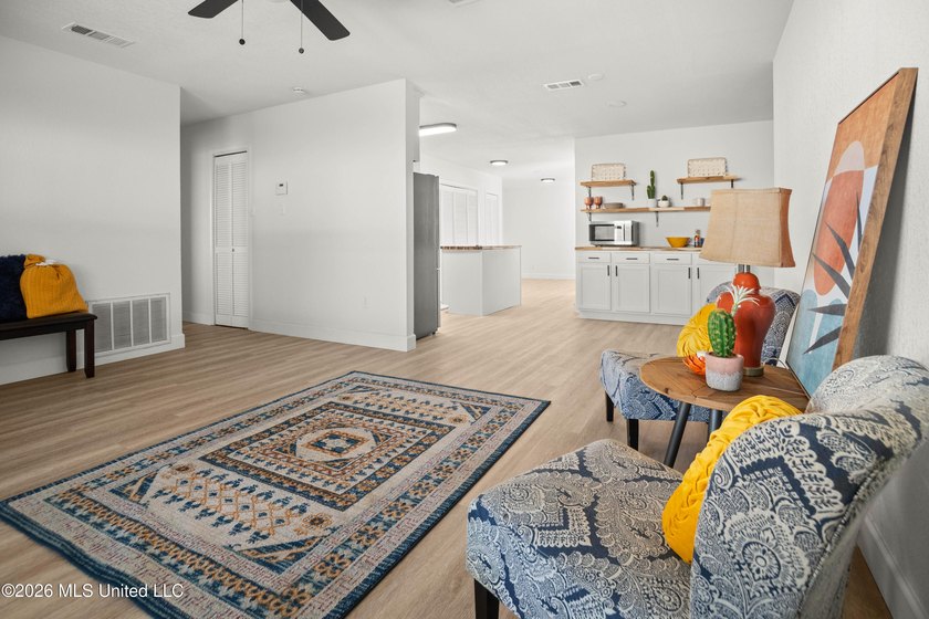 Welcome to a beautifully renovated 4-bedroom, 2-bath residence - photo 4