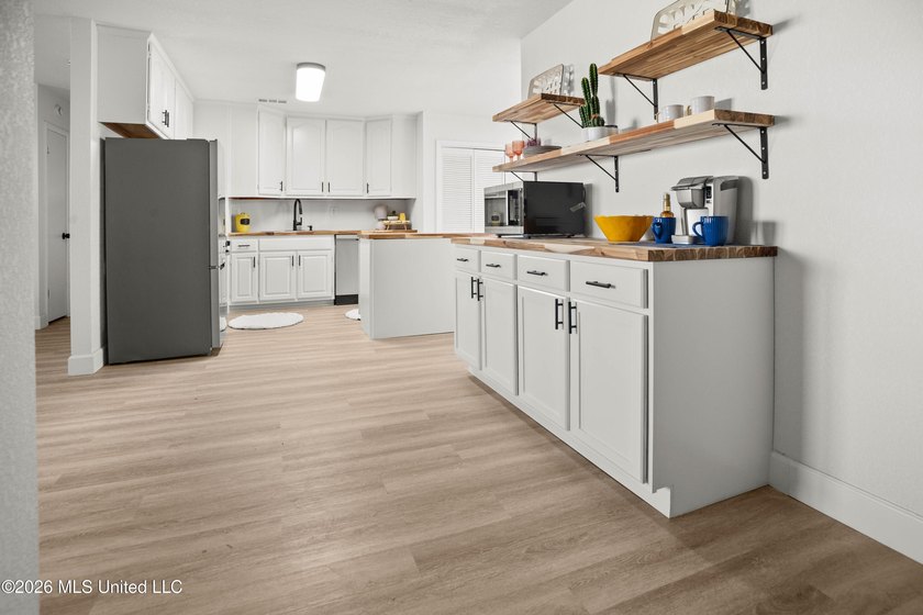 Welcome to a beautifully renovated 4-bedroom, 2-bath residence - photo 6