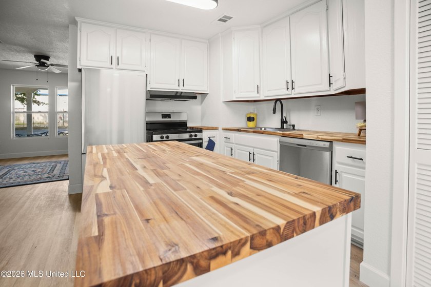 Welcome to a beautifully renovated 4-bedroom, 2-bath residence - photo 8