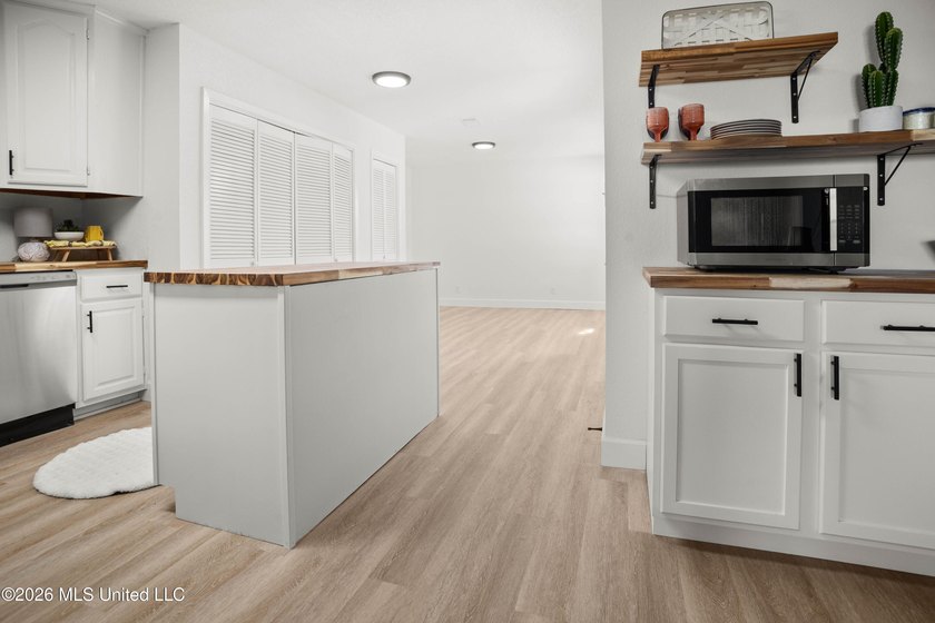 Welcome to a beautifully renovated 4-bedroom, 2-bath residence - photo 9