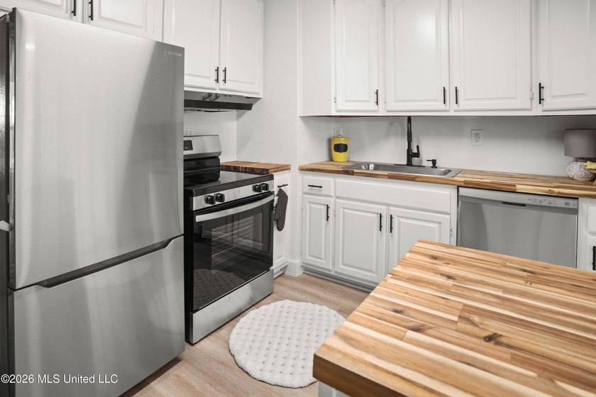 Welcome to a beautifully renovated 4-bedroom, 2-bath residence - photo 10