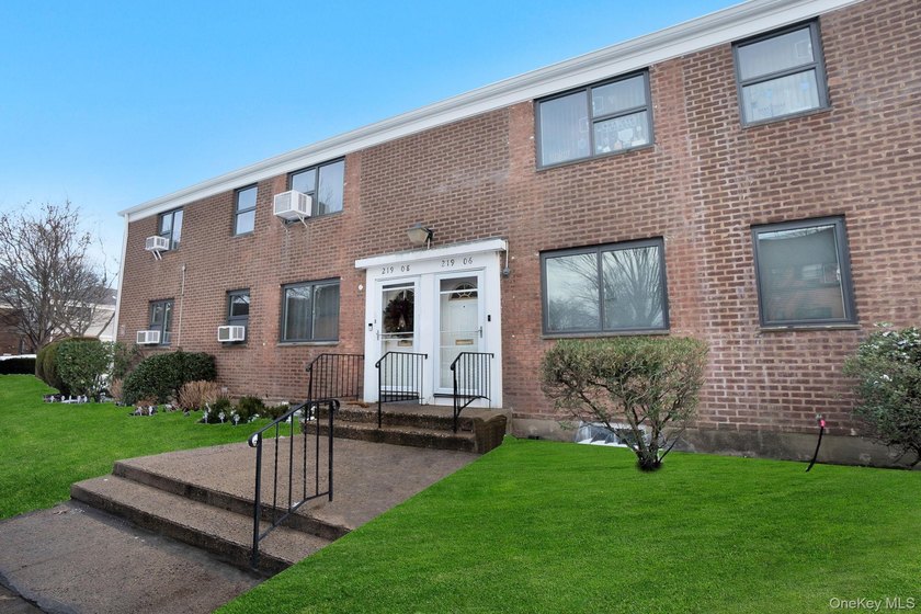 Rare Bayside Offering with Private Basement &amp; Separate Entrance - photo 4