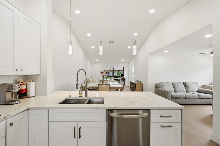 Welcome to this stunning, bright and spacious 2-bedroom - photo 5
