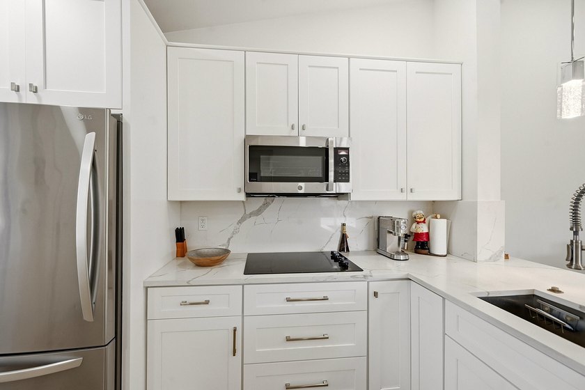 Welcome to this stunning, bright and spacious 2-bedroom - photo 6