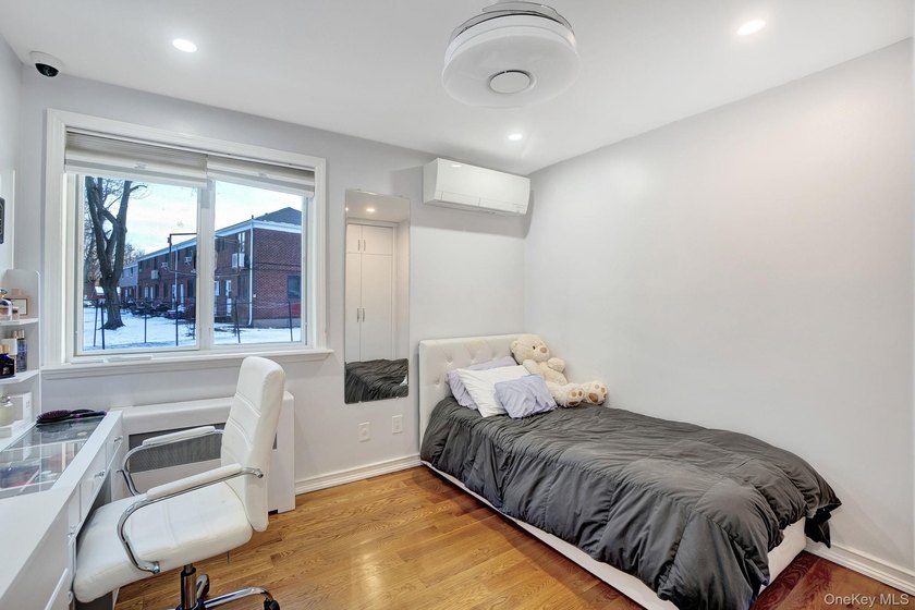 Rare Bayside Offering with Private Basement &amp; Separate Entrance - photo 7