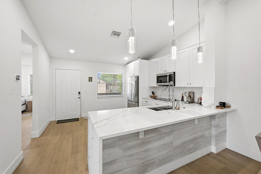 Welcome to this stunning, bright and spacious 2-bedroom - photo 7