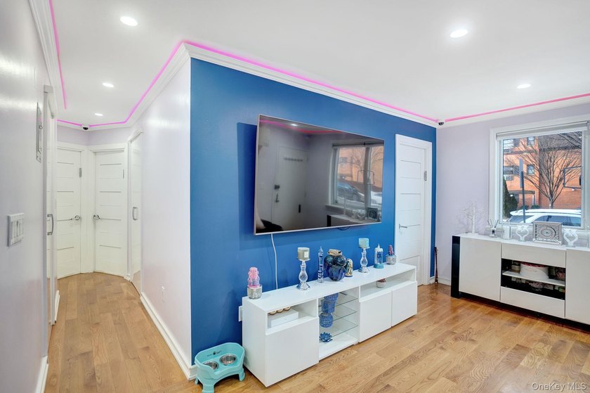 Rare Bayside Offering with Private Basement &amp; Separate Entrance - photo 9