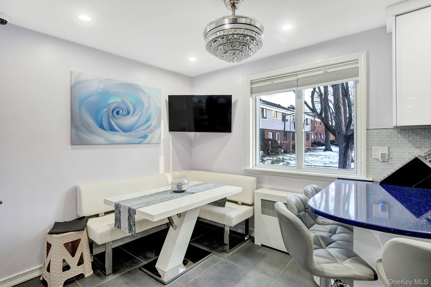 Rare Bayside Offering with Private Basement &amp; Separate Entrance - photo 10