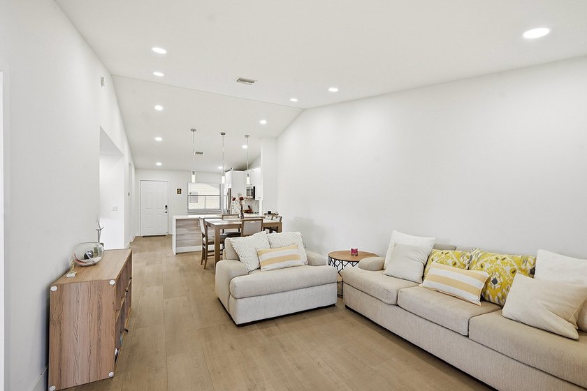 Welcome to this stunning, bright and spacious 2-bedroom - photo 10