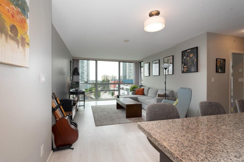 Welcome to InterUrban! This bright northwest corner home offers - photo 4