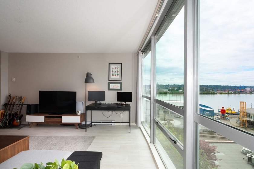 Welcome to InterUrban! This bright northwest corner home offers - photo 9