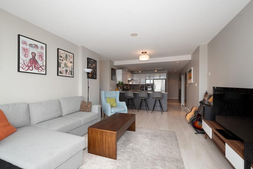 Welcome to InterUrban! This bright northwest corner home offers - photo 10