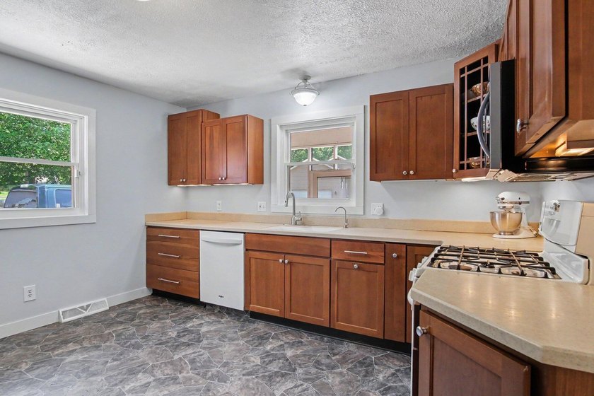 Welcome home to this beautiful 5-bedroom, 2-full bath home with - photo 12