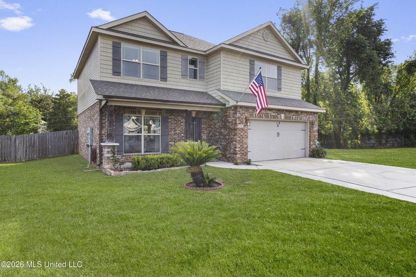 Don't miss this great Home Near the Beach! This refreshed - photo 2