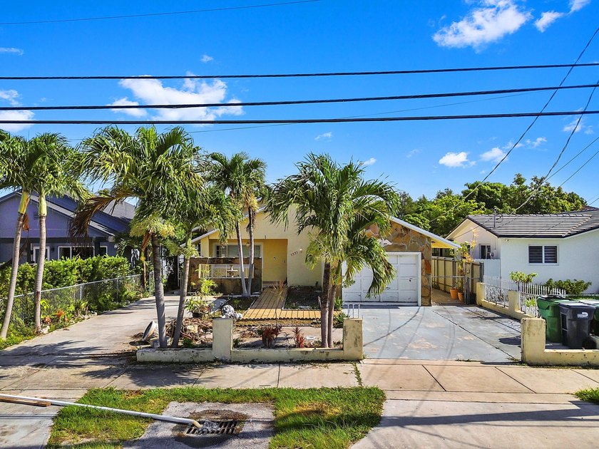 Welcome to this single-story residence located in the Coral - photo 3