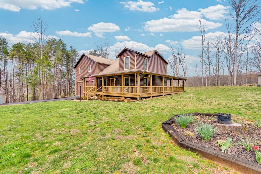 Welcome to 465 Hickory Lane, located in the desirable Woodlands - photo 3