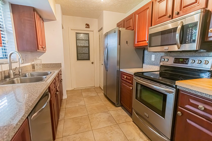 Welcome home to this beautifully maintained 2-bedroom, 2-bath - photo 6