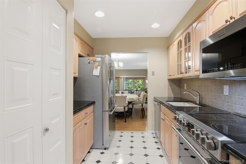 Welcome to this beautifully maintained 3-bedroom, 2.5 bath condo - photo 15