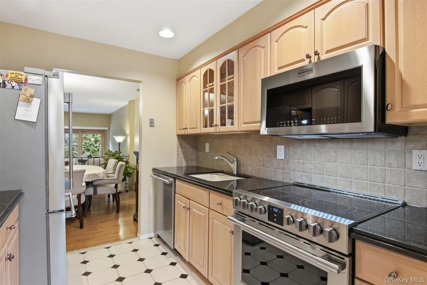 Welcome to this beautifully maintained 3-bedroom, 2.5 bath condo - photo 16