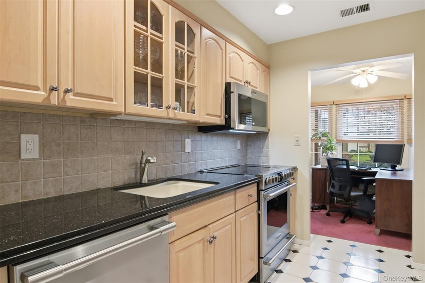 Welcome to this beautifully maintained 3-bedroom, 2.5 bath condo - photo 17