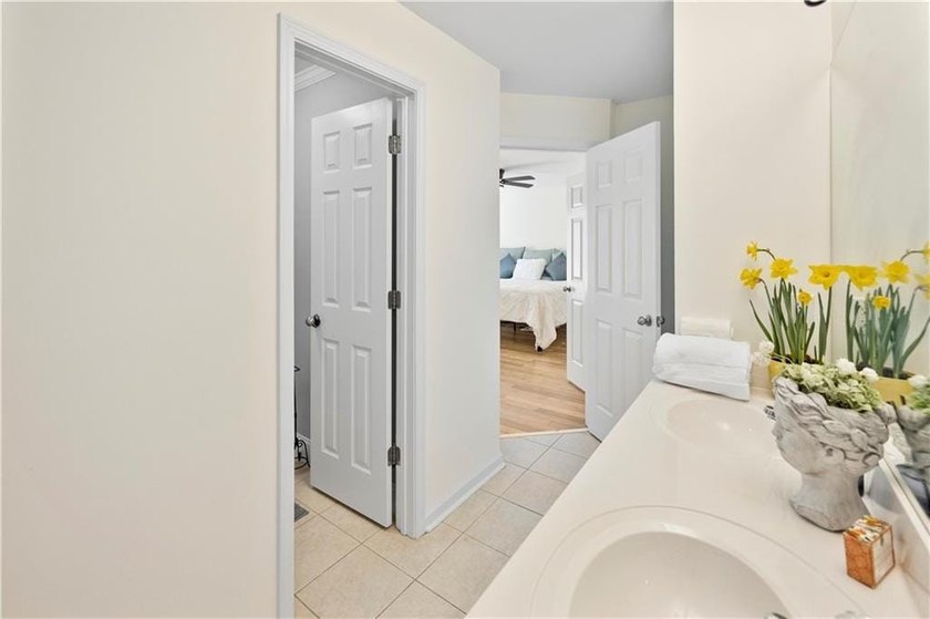Welcome to this beautifully maintained traditional home in - photo 24