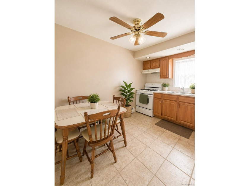 Welcome to this inviting home offering an eat-kitchen, bright - photo 11