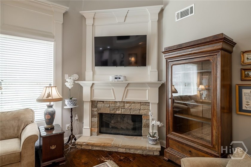 Beautiful home in highly-desirable Rowan Oak Courtyard, a - photo 13