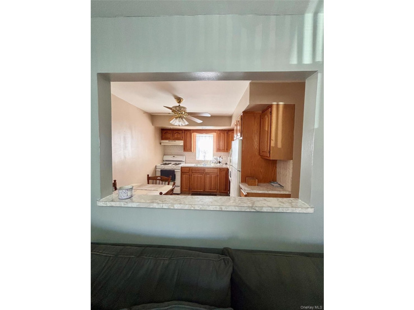 Welcome to this inviting home offering an eat-kitchen, bright - photo 15