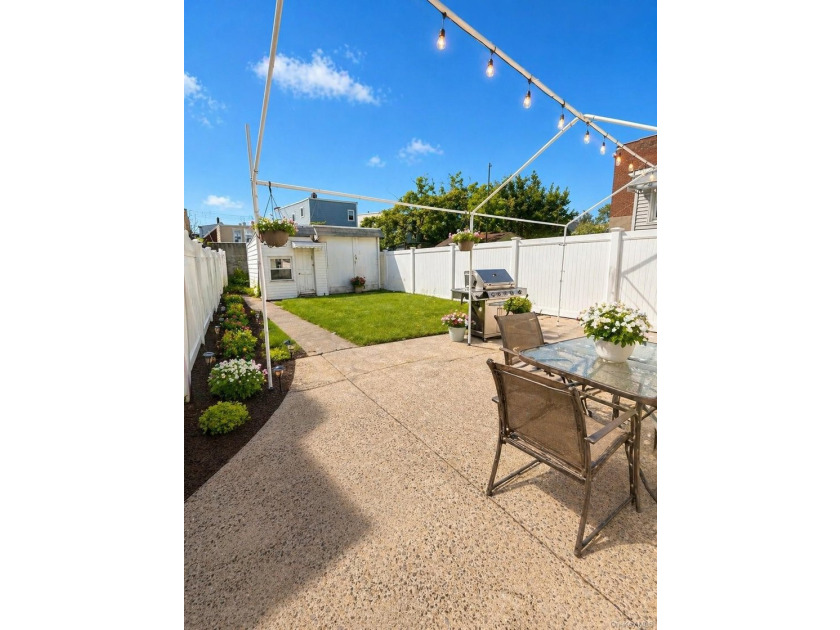 Welcome to this inviting home offering an eat-kitchen, bright - photo 17