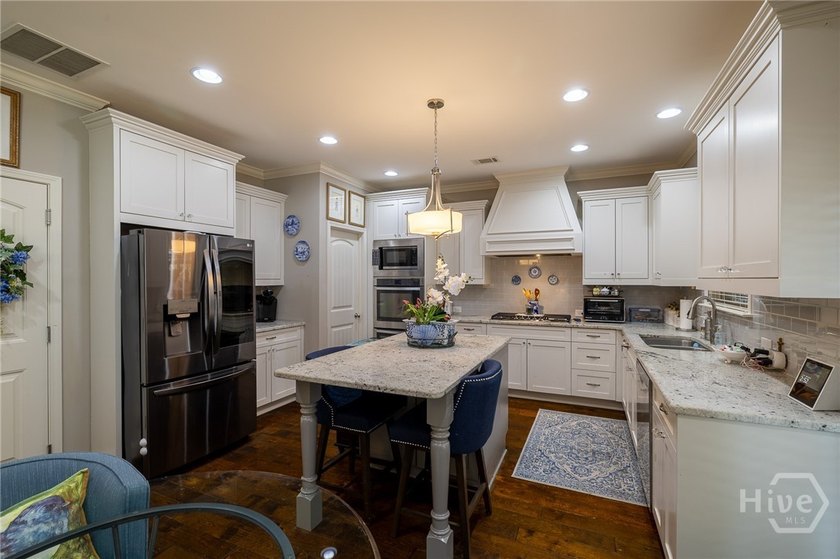 Beautiful home in highly-desirable Rowan Oak Courtyard, a - photo 18