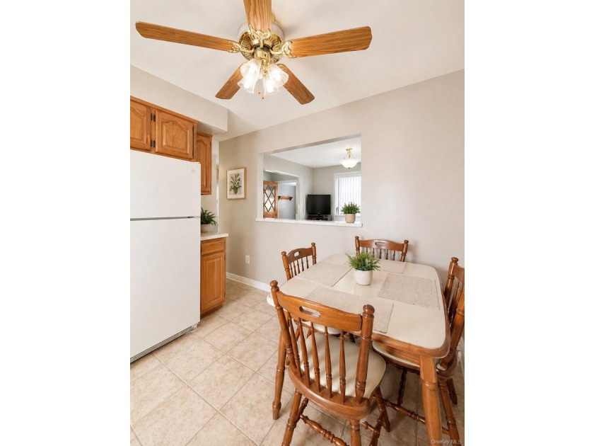 Welcome to this inviting home offering an eat-kitchen, bright - photo 18