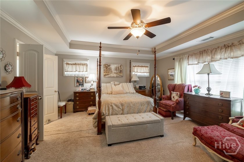 Beautiful home in highly-desirable Rowan Oak Courtyard, a - photo 27