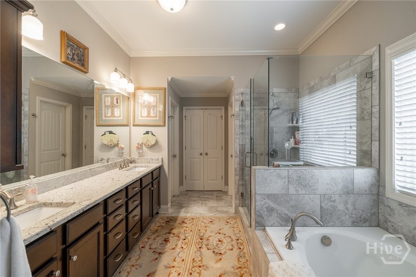 Beautiful home in highly-desirable Rowan Oak Courtyard, a - photo 30