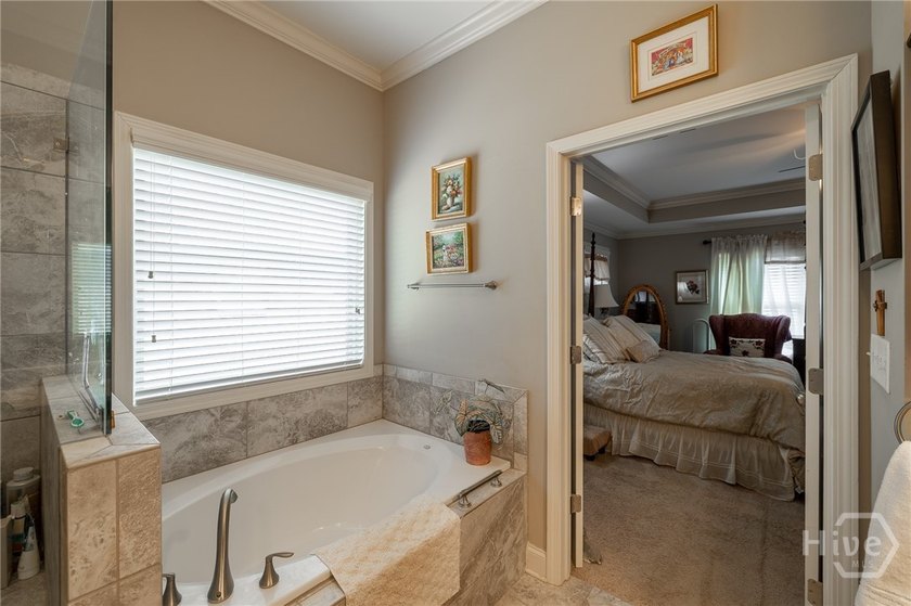 Beautiful home in highly-desirable Rowan Oak Courtyard, a - photo 31