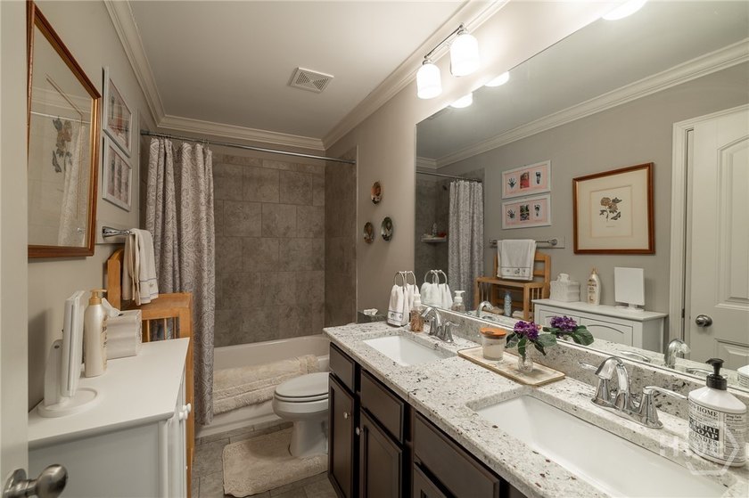 Beautiful home in highly-desirable Rowan Oak Courtyard, a - photo 38