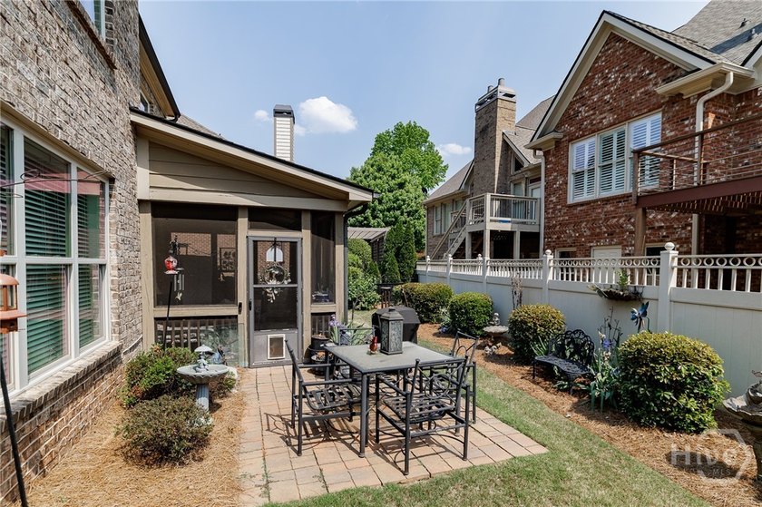 Beautiful home in highly-desirable Rowan Oak Courtyard, a - photo 39