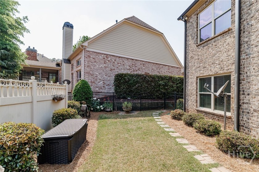 Beautiful home in highly-desirable Rowan Oak Courtyard, a - photo 41