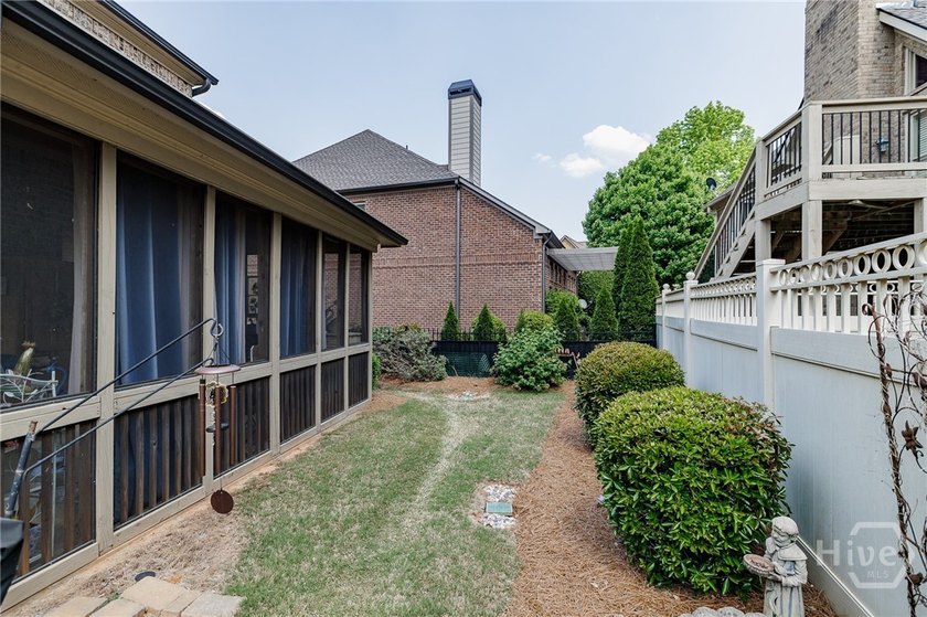 Beautiful home in highly-desirable Rowan Oak Courtyard, a - photo 43
