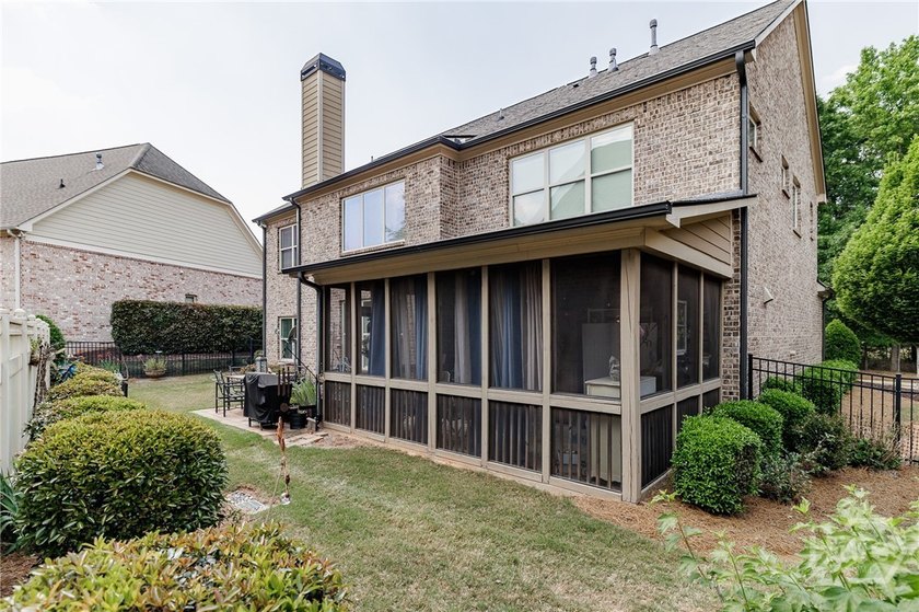 Beautiful home in highly-desirable Rowan Oak Courtyard, a - photo 44