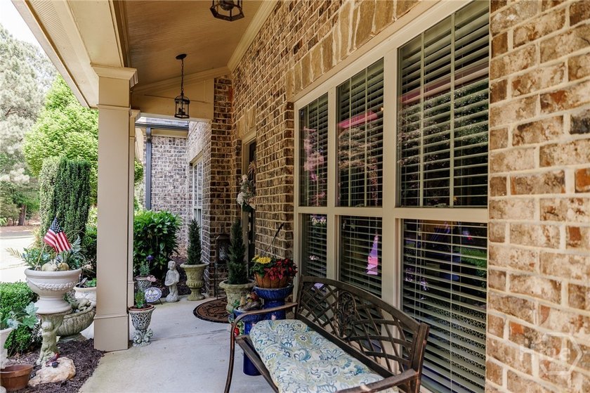 Beautiful home in highly-desirable Rowan Oak Courtyard, a - photo 45