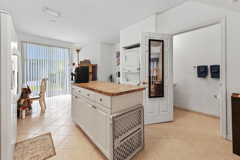Welcome to this charming 3-bedroom, 2.5-bathroom townhouse - photo 5