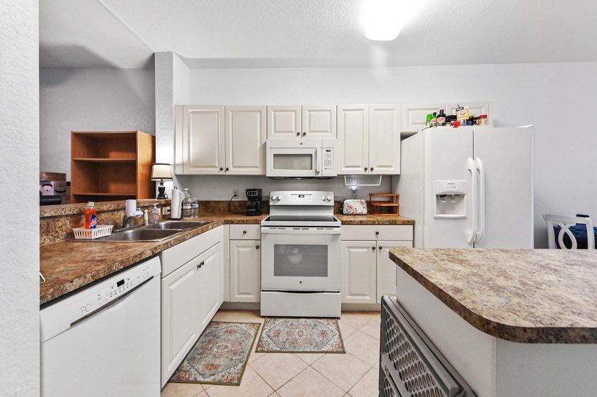 Welcome to this charming 3-bedroom, 2.5-bathroom townhouse - photo 6