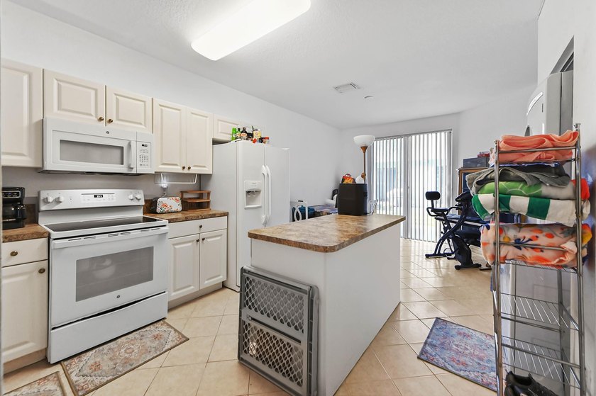 Welcome to this charming 3-bedroom, 2.5-bathroom townhouse - photo 7