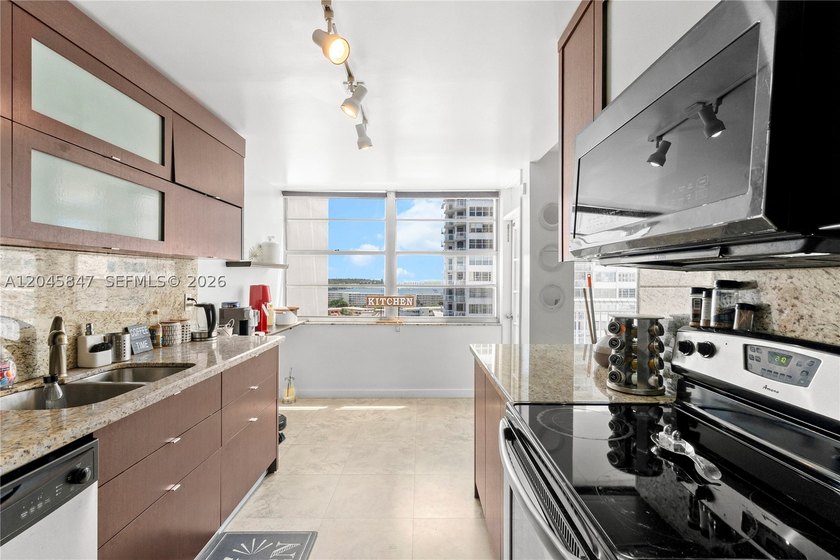 Spacious 2-Bedroom Waterfront Condo in Aventura. Enjoy modern - photo 3