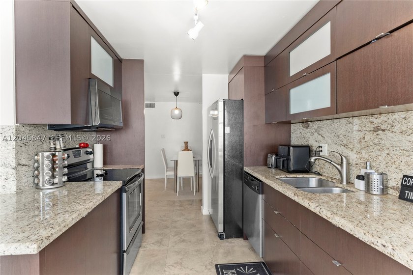 Spacious 2-Bedroom Waterfront Condo in Aventura. Enjoy modern - photo 4